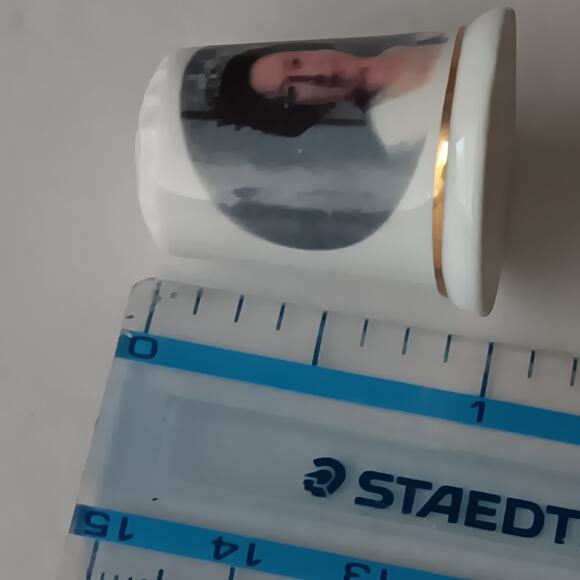 Vintage 1984 Bone China Prince Henry Birth, Queen and Family Set of 3 Thimbles - Picture 7 of 7